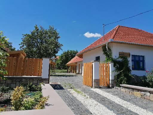 Csenduelo Vendeghaz Apartment Noszvaj Bagian luar foto